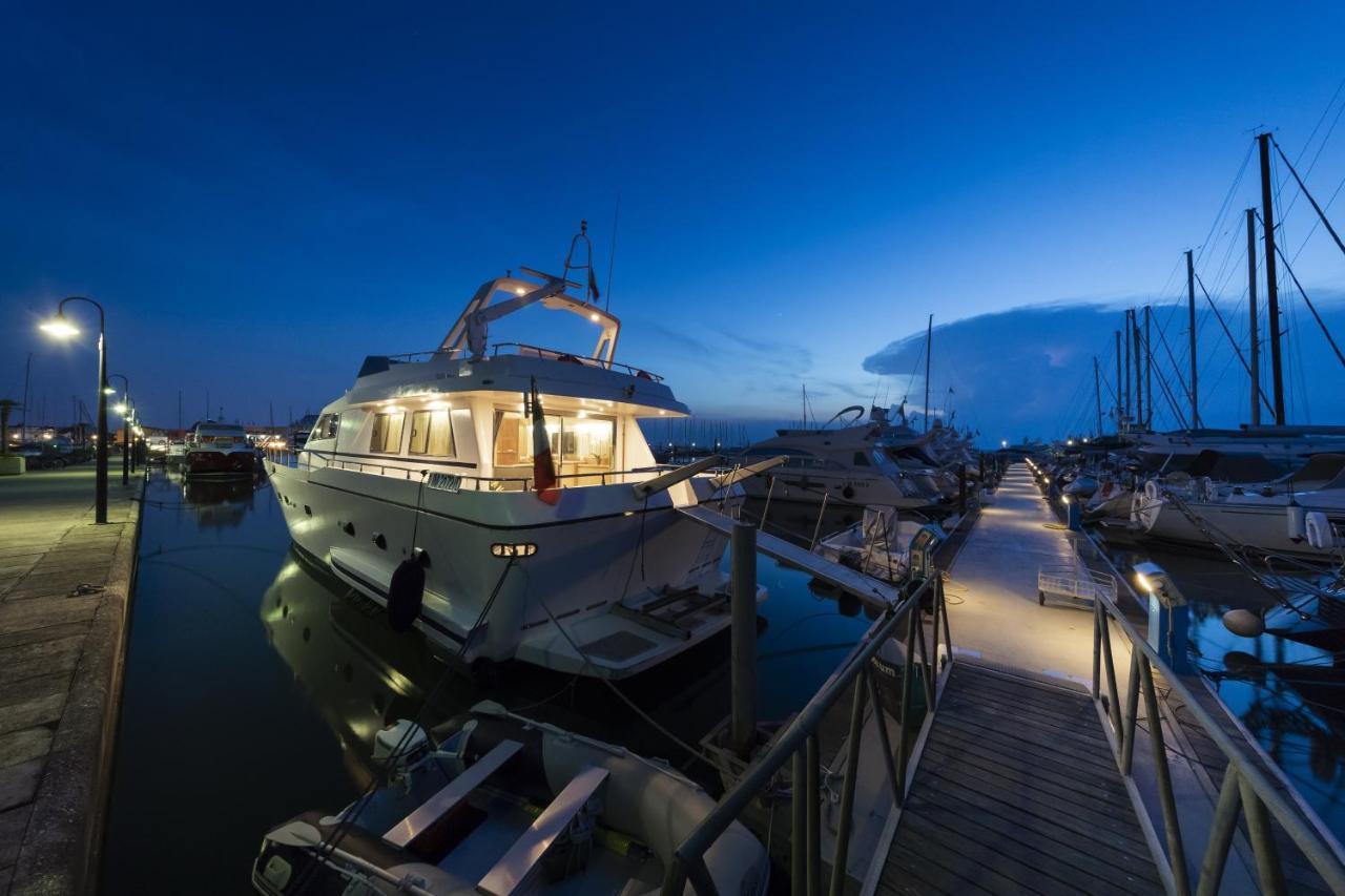Holidays Boat *
